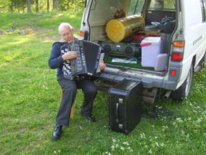 LA1CN Tor underholder med sitt trekkspill.