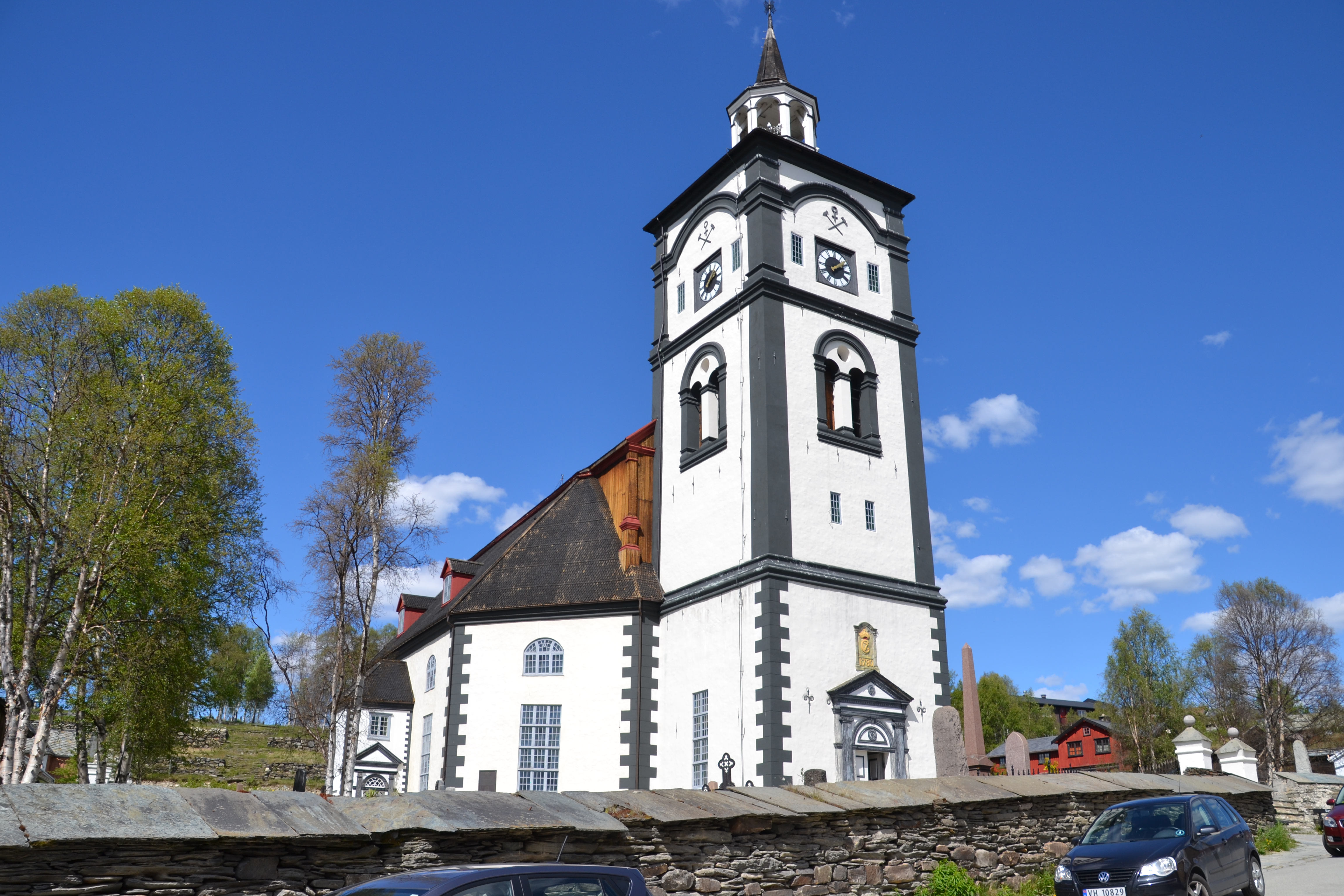 Vi er på Røros. Gikk fra campingen og over til sentrum. Gikk i den bratte bakken, med kirka øverst. Den var kjempefin. Kirka, inne og ute.