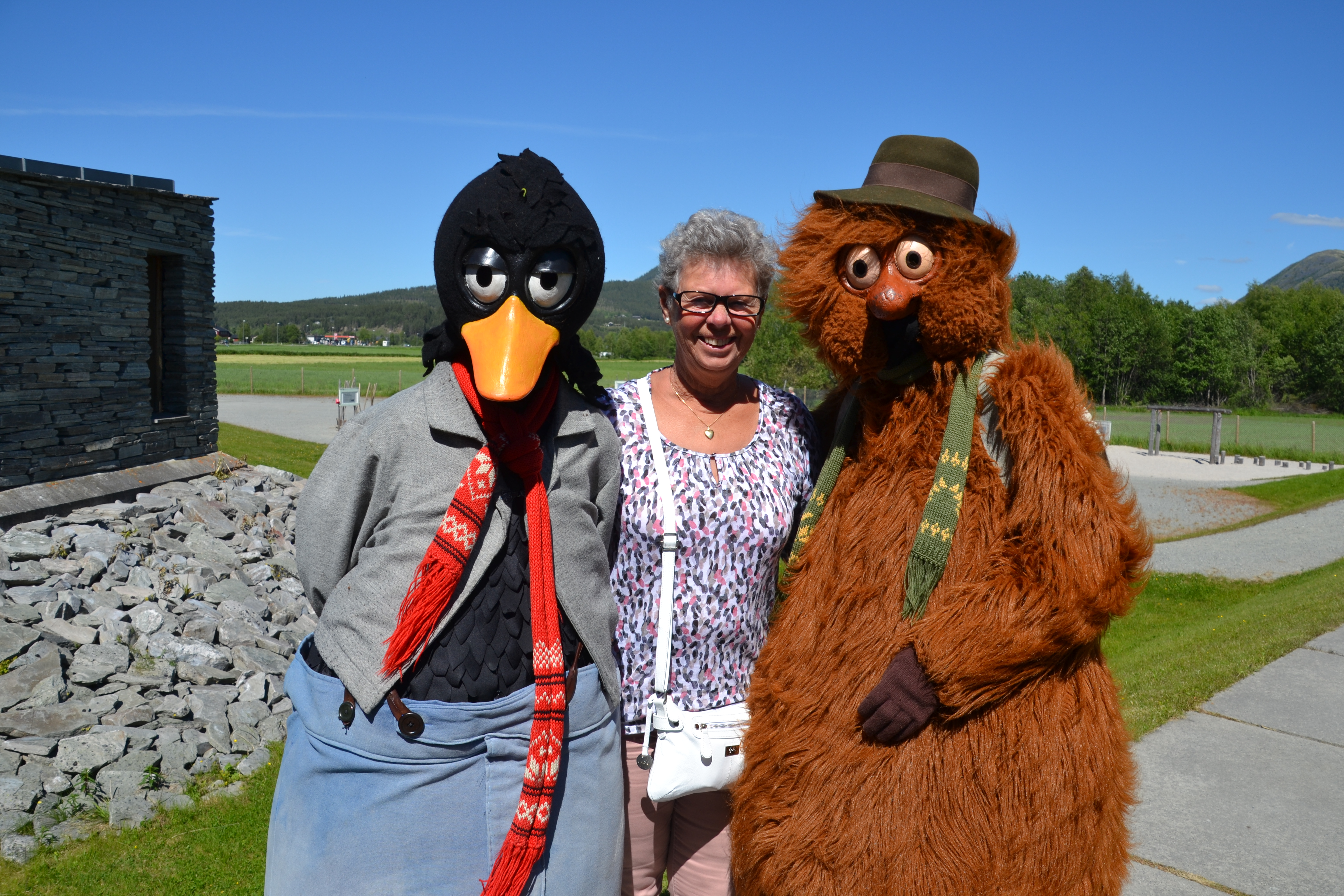 Vi har kommet til Aukrustsenteret, veldig flott anlegg. Ingebjørg sammen med Solan og Ludvig.